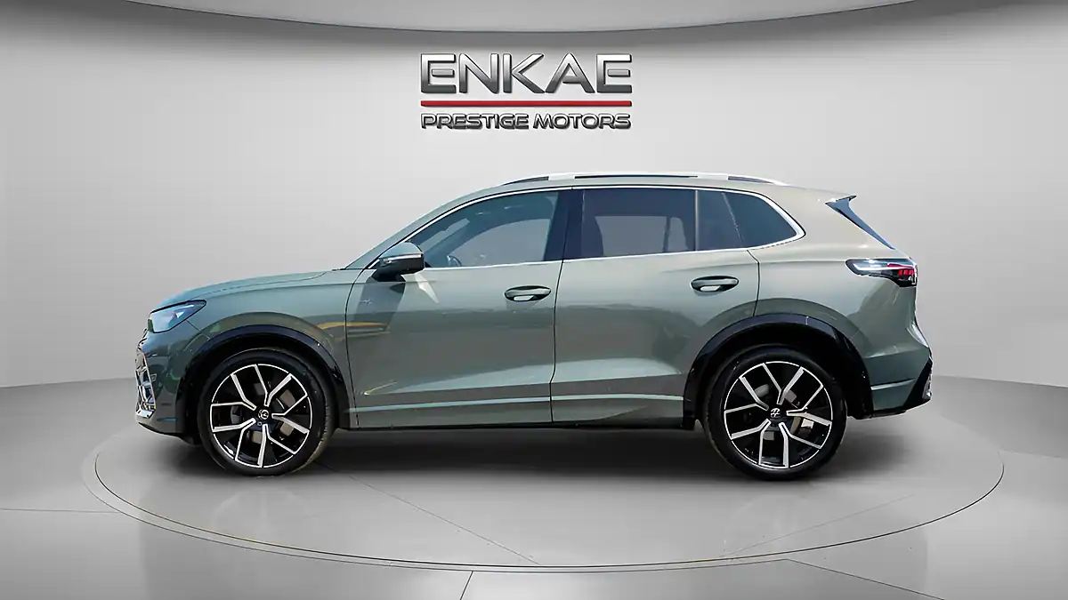 Used 2025 Volkswagen Tiguan R-Line Green - Interior and Exterior details 6