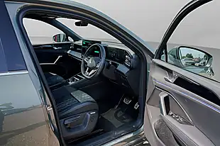 Used 2025 Volkswagen Tiguan R-Line Green - Interior and Exterior details 9