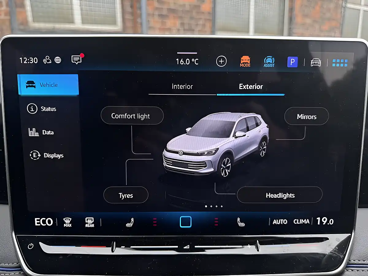 Used 2025 Volkswagen Tiguan R-Line Grey - Interior and Exterior details 16