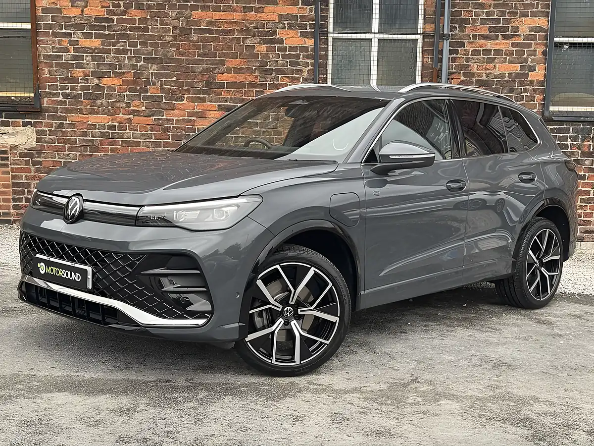 Used 2025 Volkswagen Tiguan R-Line Grey - Interior and Exterior details 3