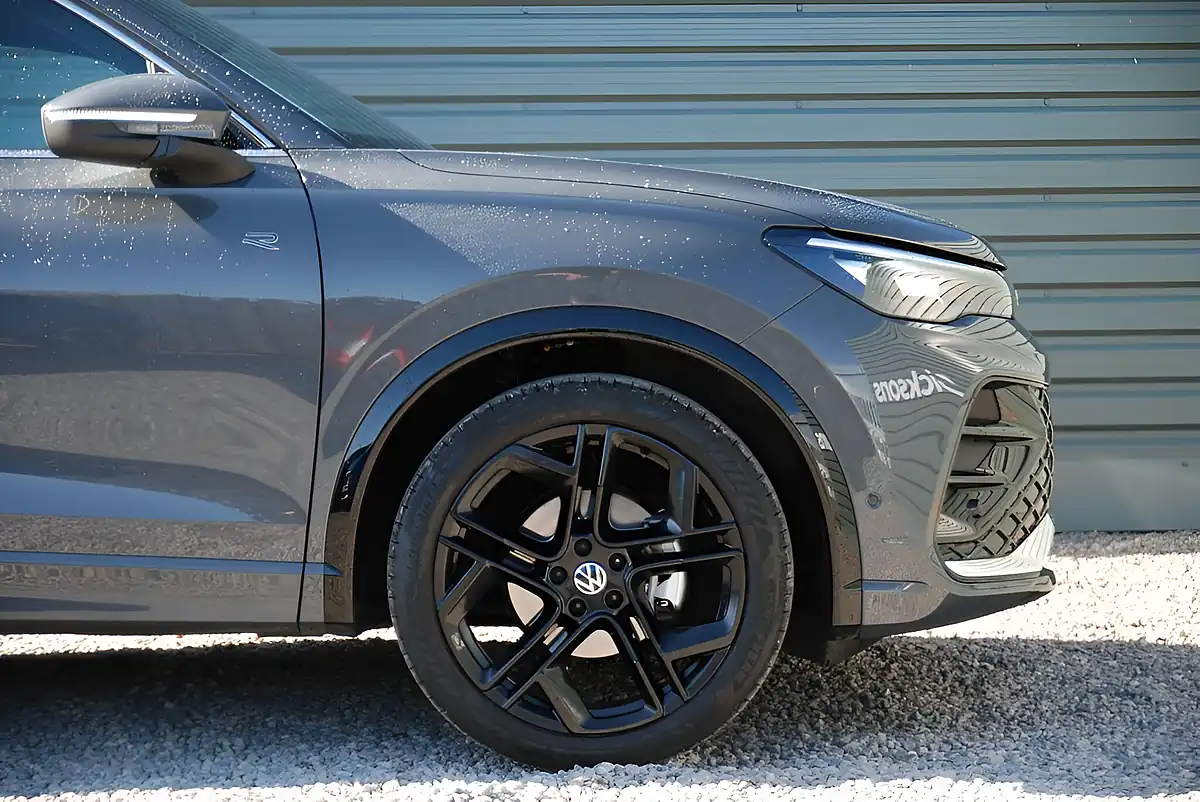 Used 2025 Volkswagen Tiguan R-Line Grey - Interior and Exterior details 13