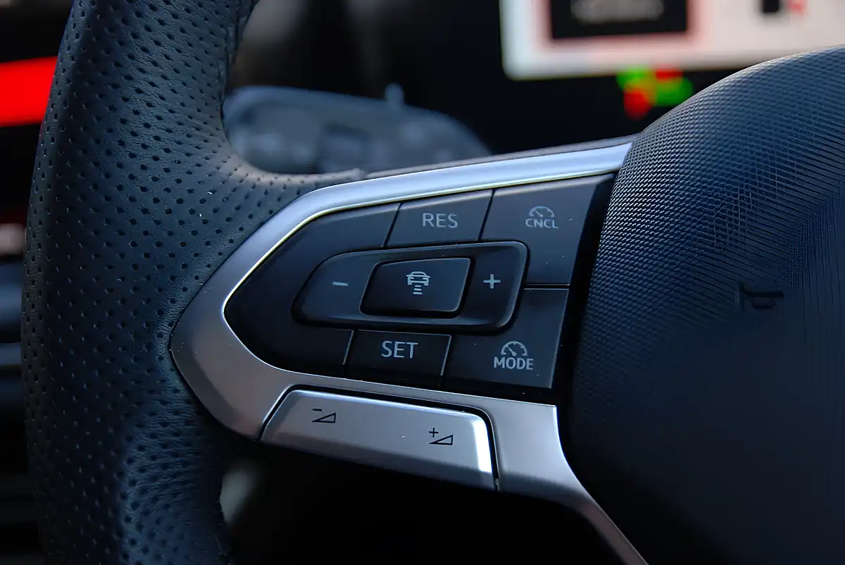 Used 2025 Volkswagen Tiguan R-Line Grey - Interior and Exterior details 8