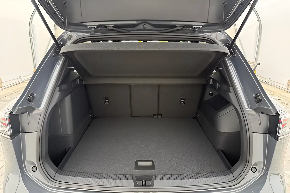 Used 2025 Volkswagen Tiguan R-Line Grey - Interior and Exterior details 12