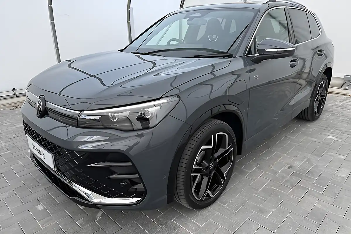 Used 2025 Volkswagen Tiguan R-Line Grey - Interior and Exterior details 6