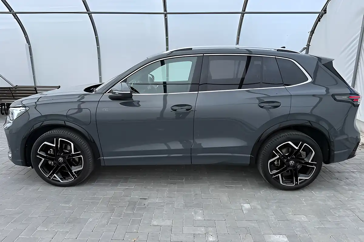 Used 2025 Volkswagen Tiguan R-Line Grey - Interior and Exterior details 8
