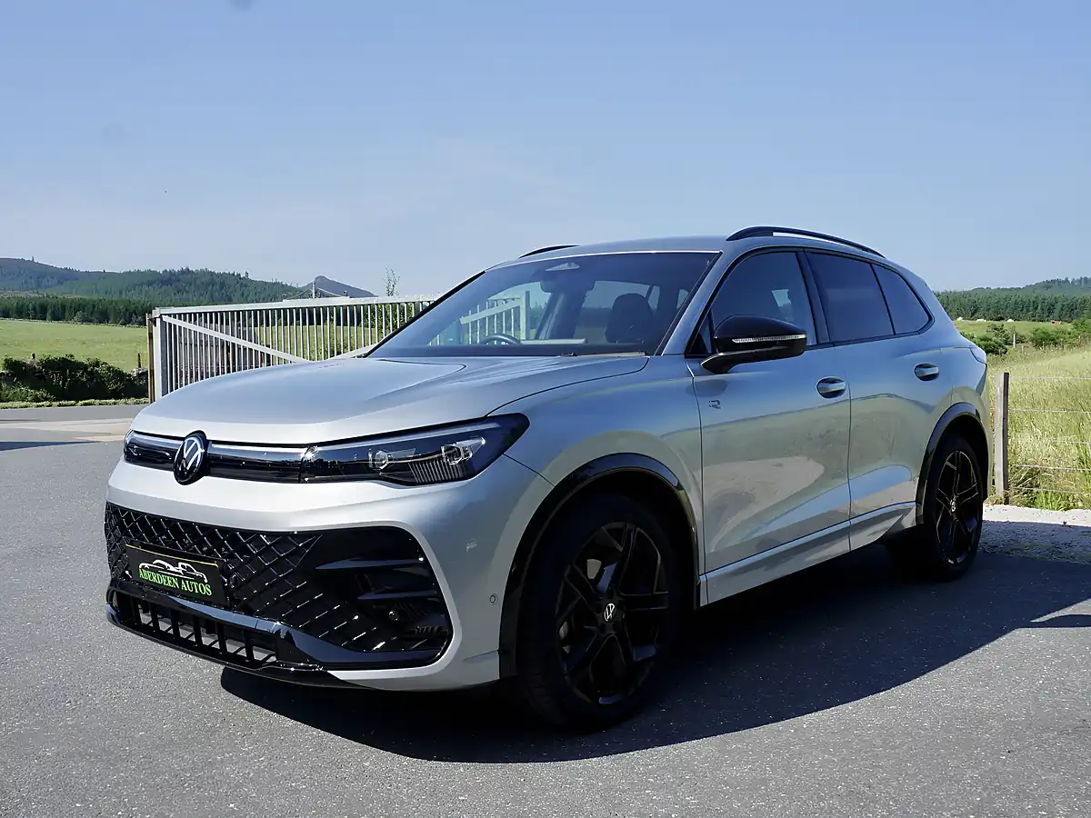 Used 2025 Volkswagen Tiguan R-Line Silver - Interior and Exterior details 3