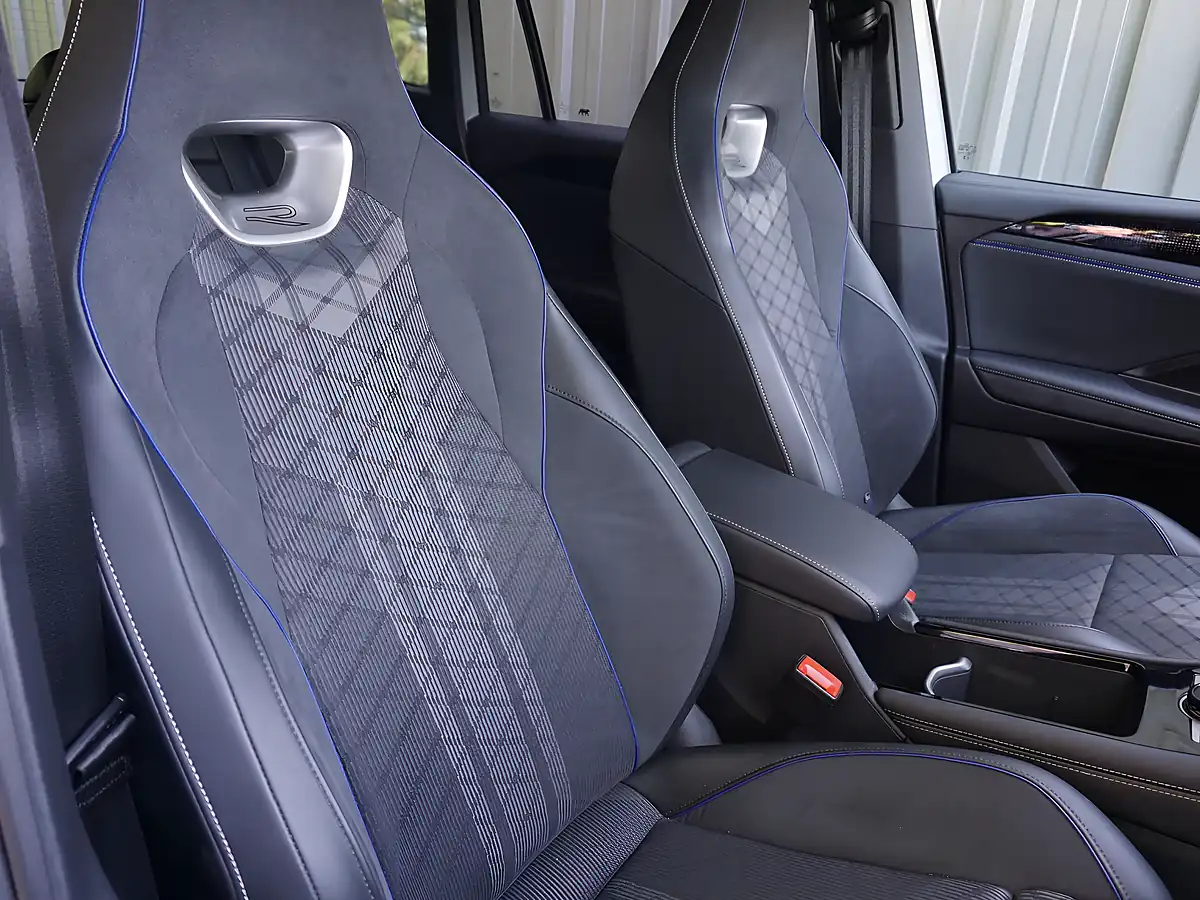Used 2025 Volkswagen Tiguan R-Line Silver - Interior and Exterior details 7