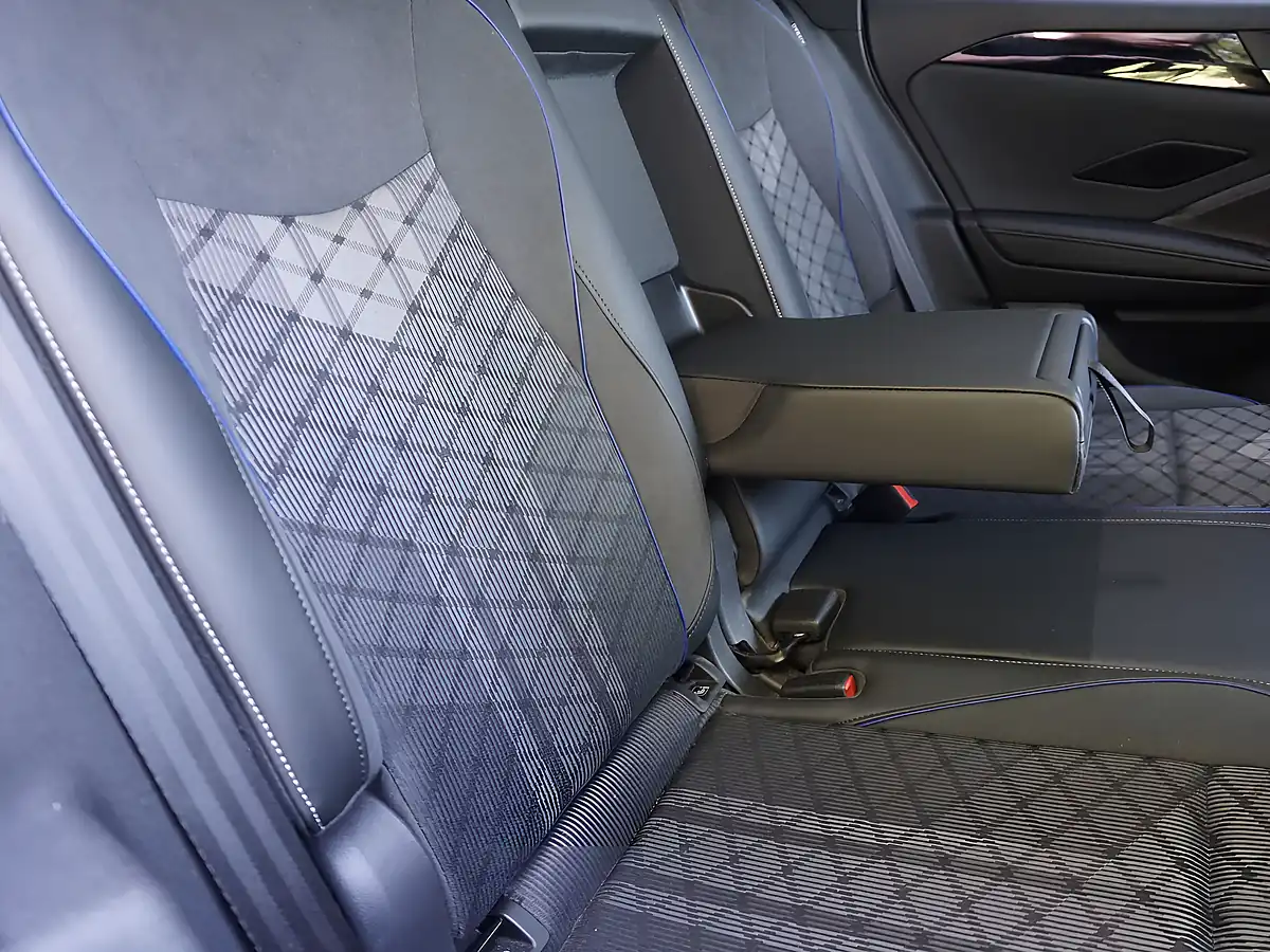 Used 2025 Volkswagen Tiguan R-Line Silver - Interior and Exterior details 8