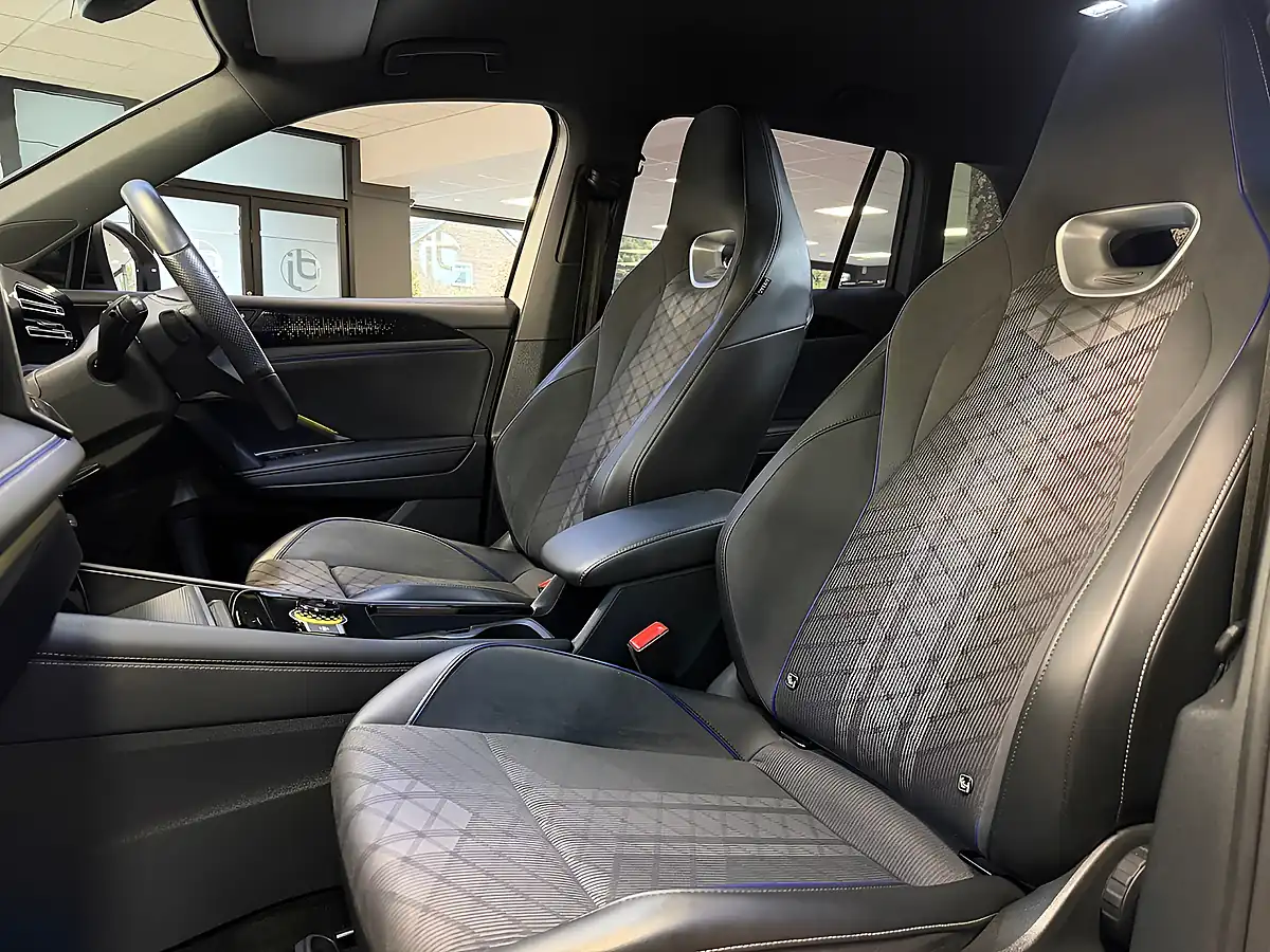 Used 2025 Volkswagen Tiguan R-Line Silver - Interior and Exterior details 12