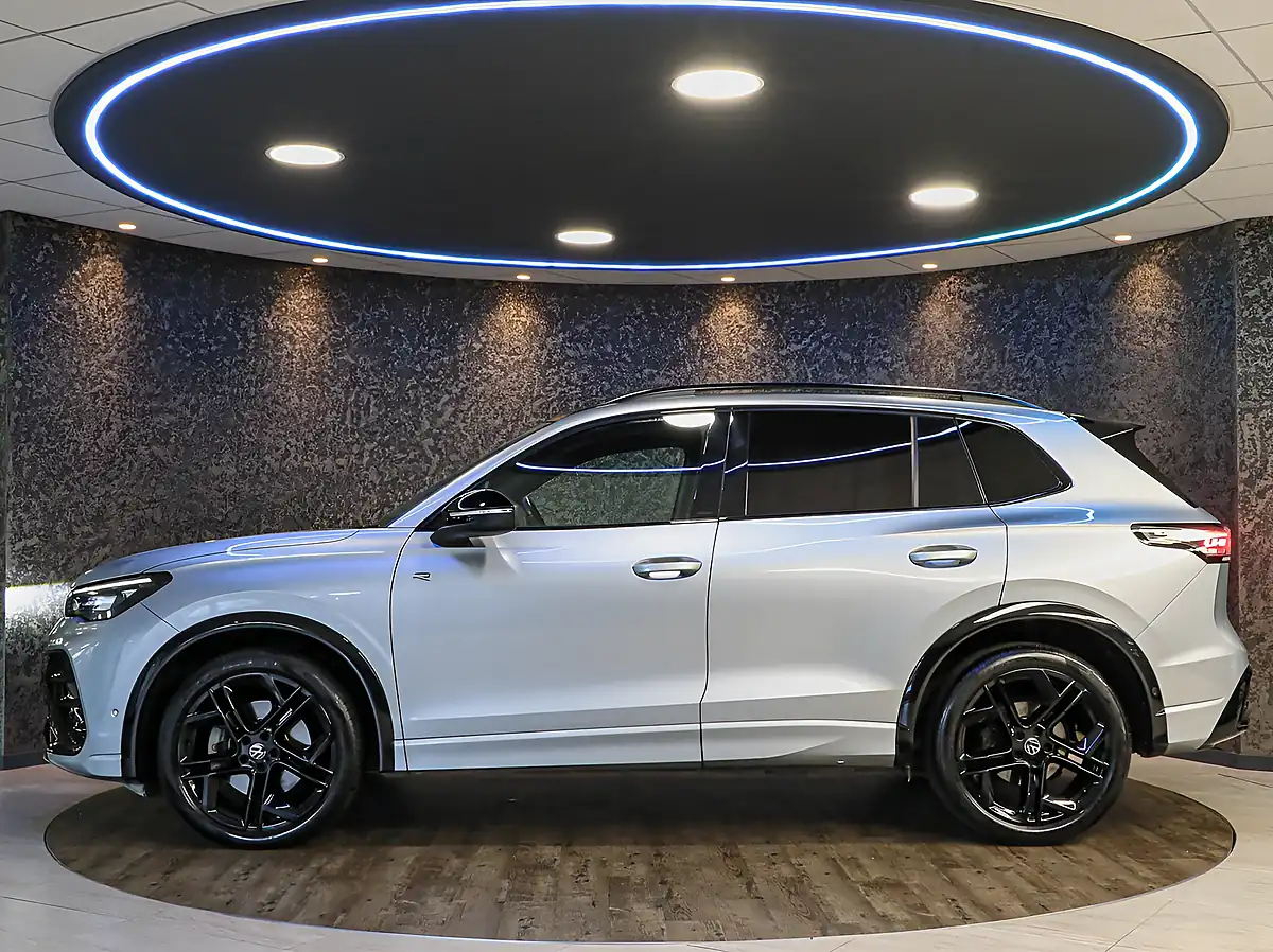 Used 2025 Volkswagen Tiguan R-Line Silver - Interior and Exterior details 5