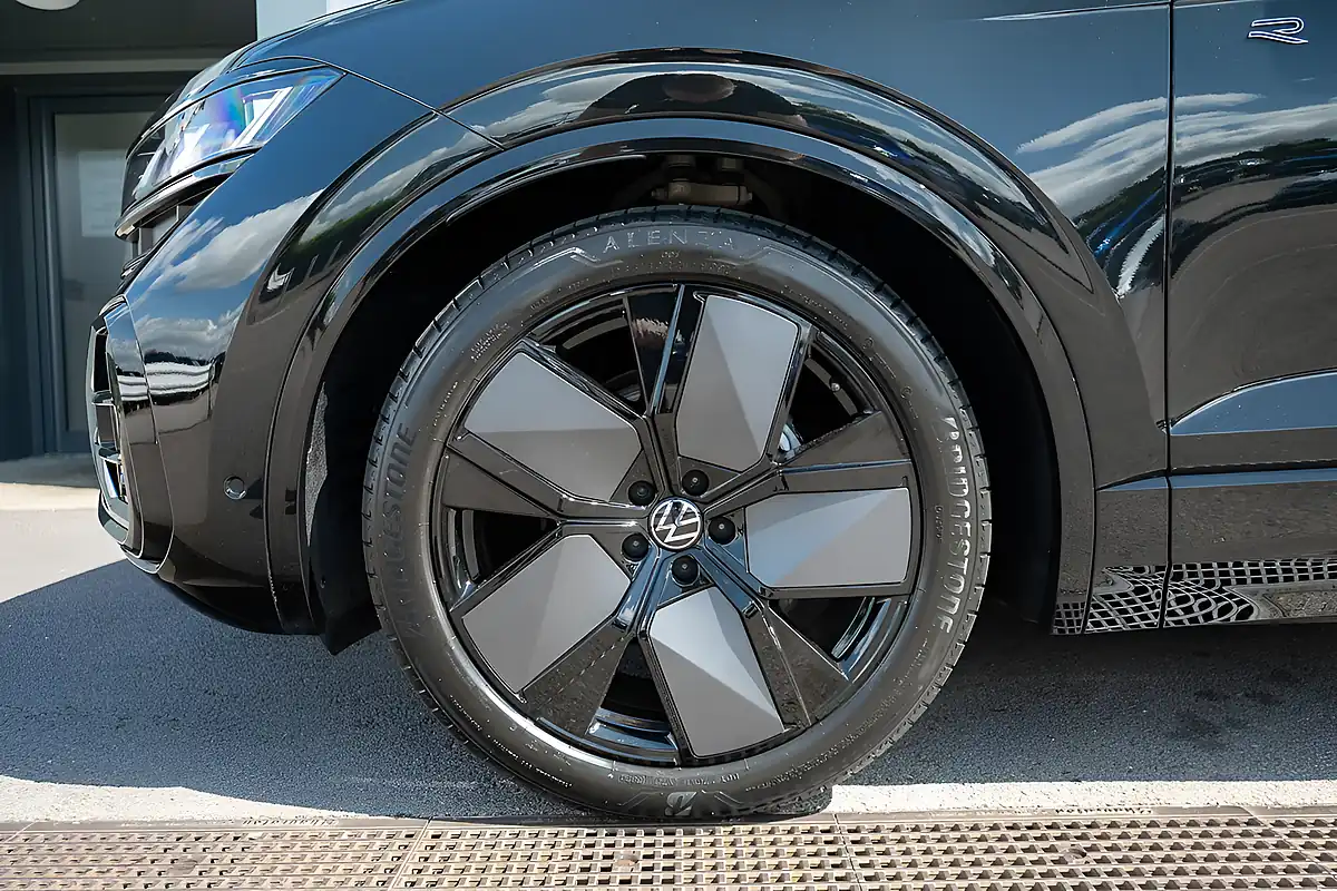 Used 2025 Volkswagen Touareg Black Edition Black - Interior and Exterior details 13