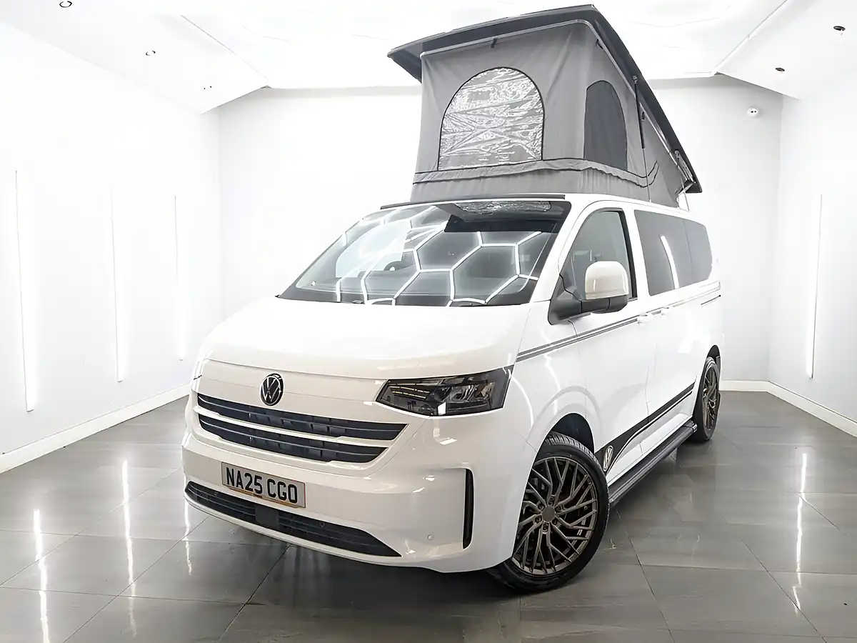Used 2025 Volkswagen Transporter Commerce Plus White - Front View