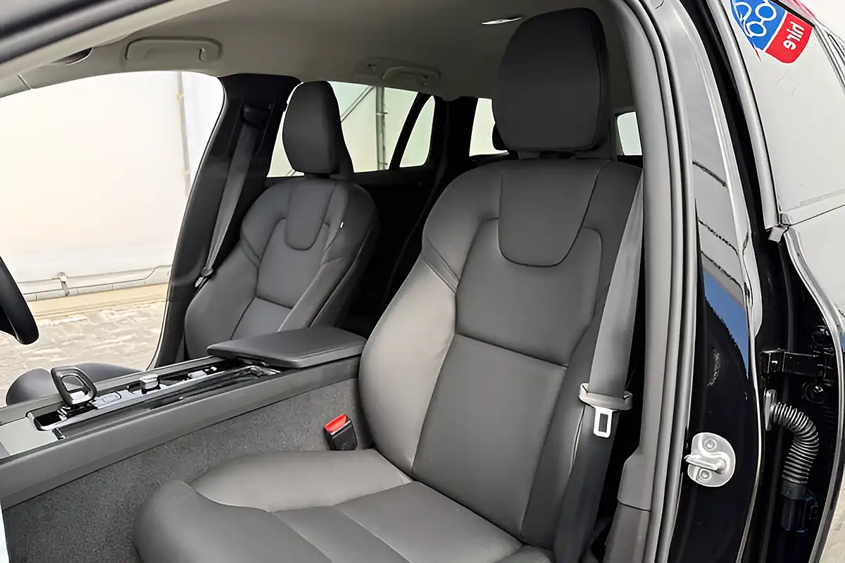 Used 2025 Volvo V60 Dark Plus Black - Interior and Exterior details 14