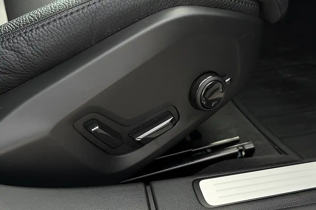 Used 2025 Volvo V60 Dark Plus Black - Interior and Exterior details 16
