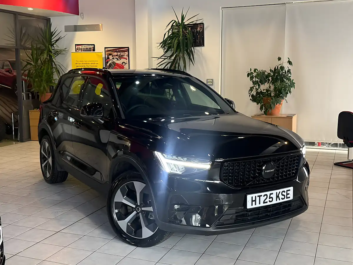 Used 2025 Volvo XC40 Plus Dark Black - Front View