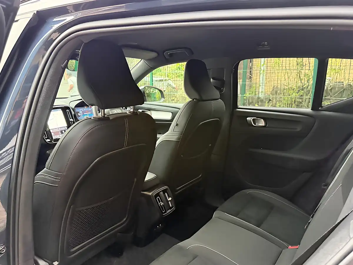 Used 2025 Volvo XC40 Plus Dark Blue - Interior and Exterior details 16