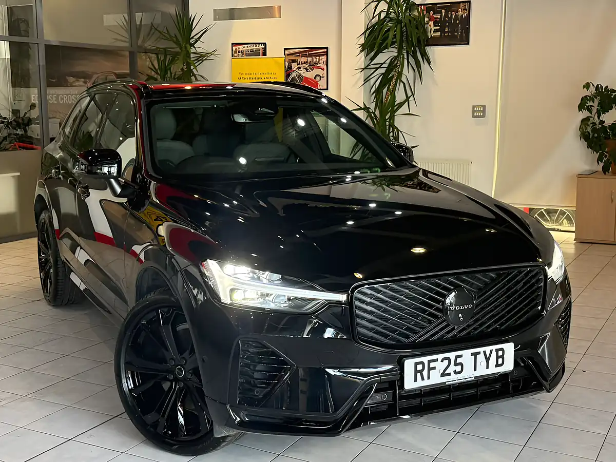 Used 2025 Volvo XC60 Black Edition Plus Black - Front View