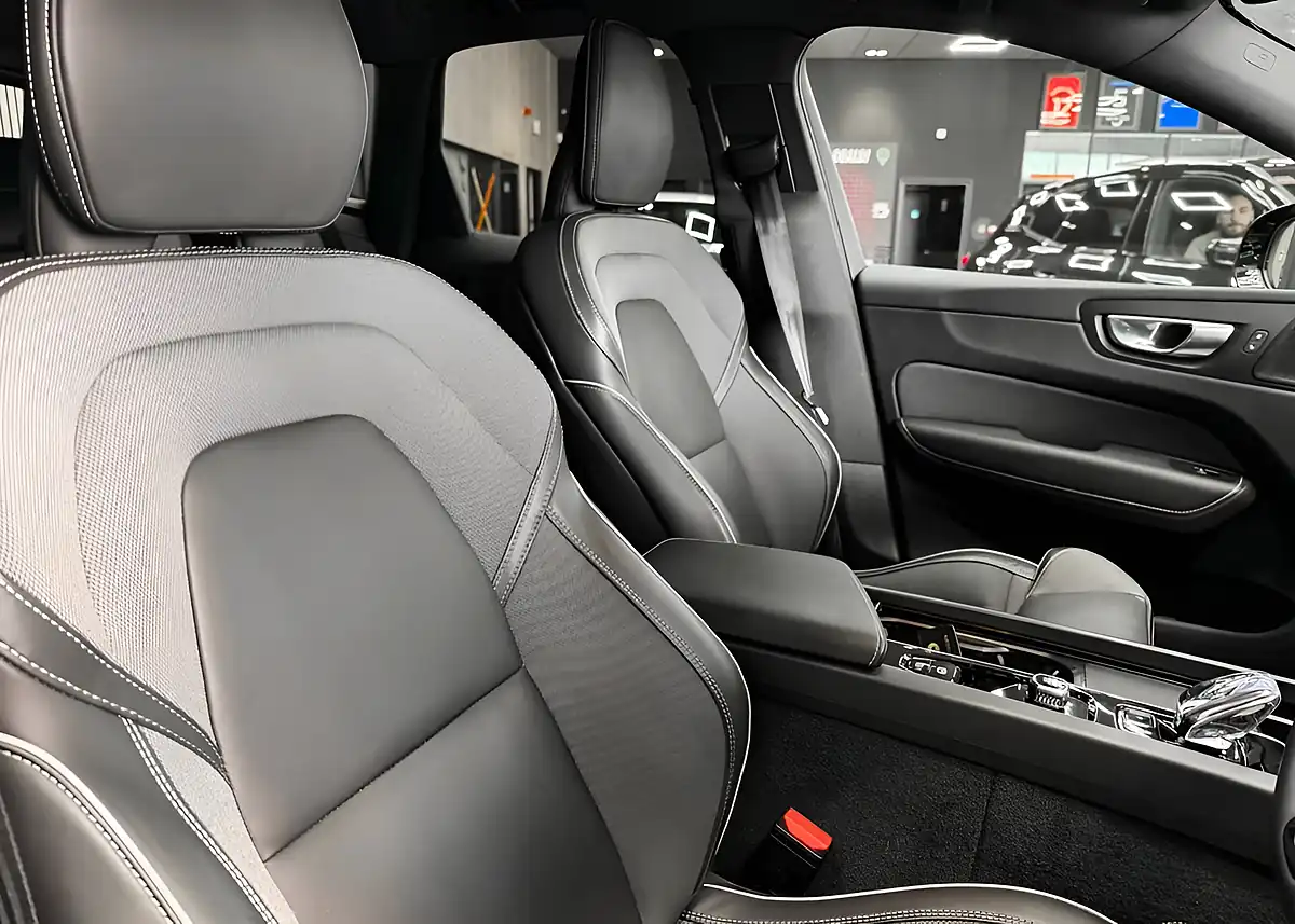 Used 2025 Volvo XC60 Plus Black Edition Black - Interior and Exterior details 12