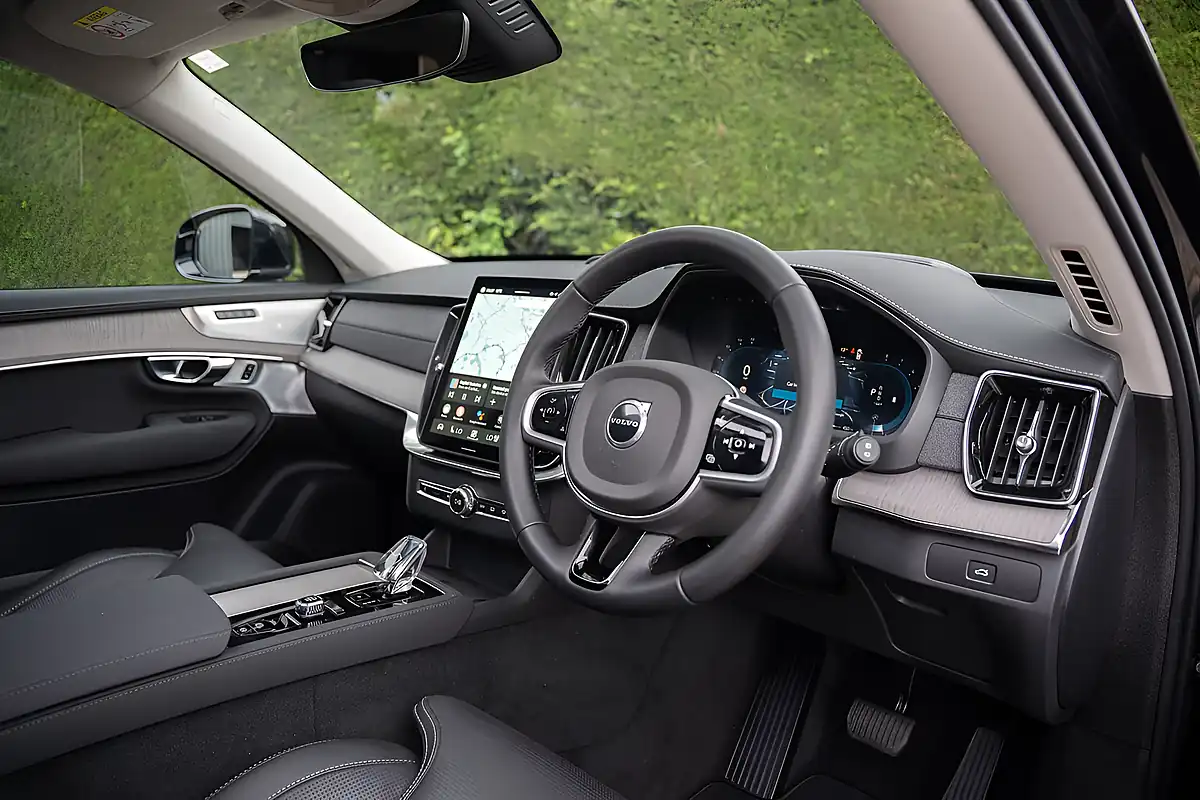 Used 2025 Volvo XC90 Ultra Bright Onyx Black - Interior and Exterior details 18