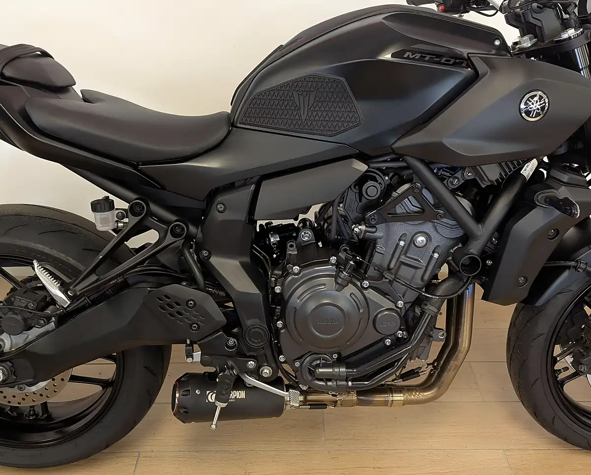Used 2025 Yamaha MT-07 Hyper-Naked Black - Interior and Exterior details 5