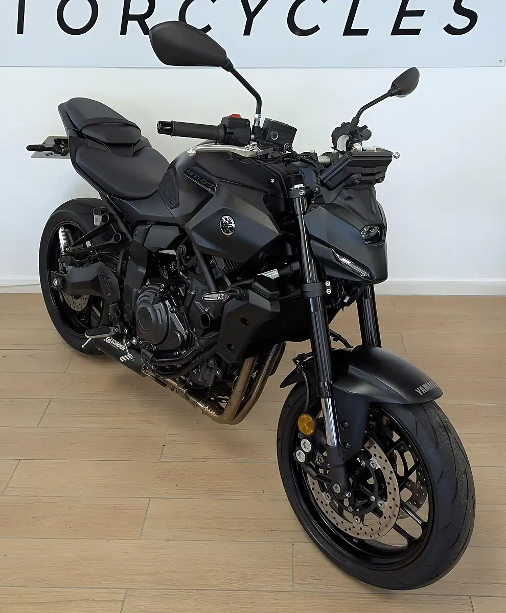 Used 2025 Yamaha MT-07 Hyper-Naked Black - Interior and Exterior details 9