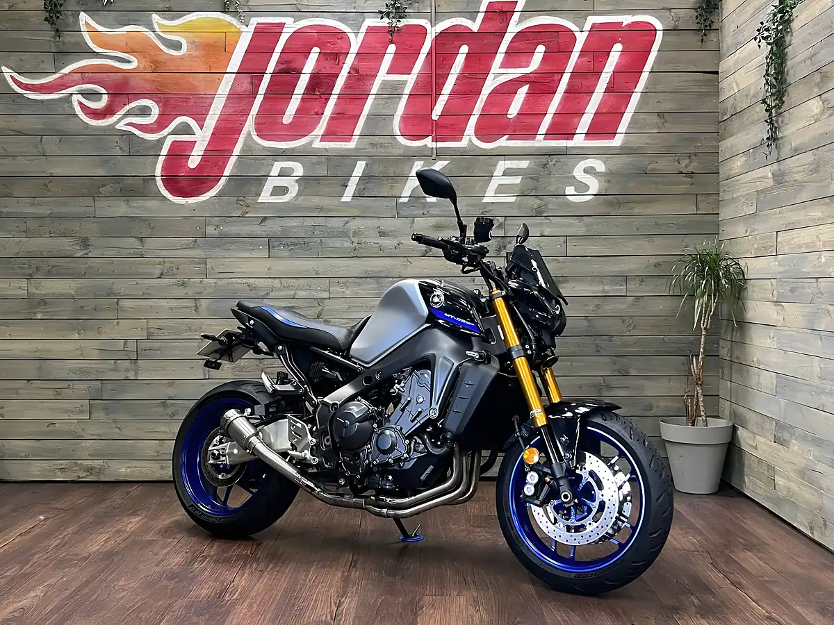 Used 2025 Yamaha MT-09 Sp Hyper-Naked Silver - Front View