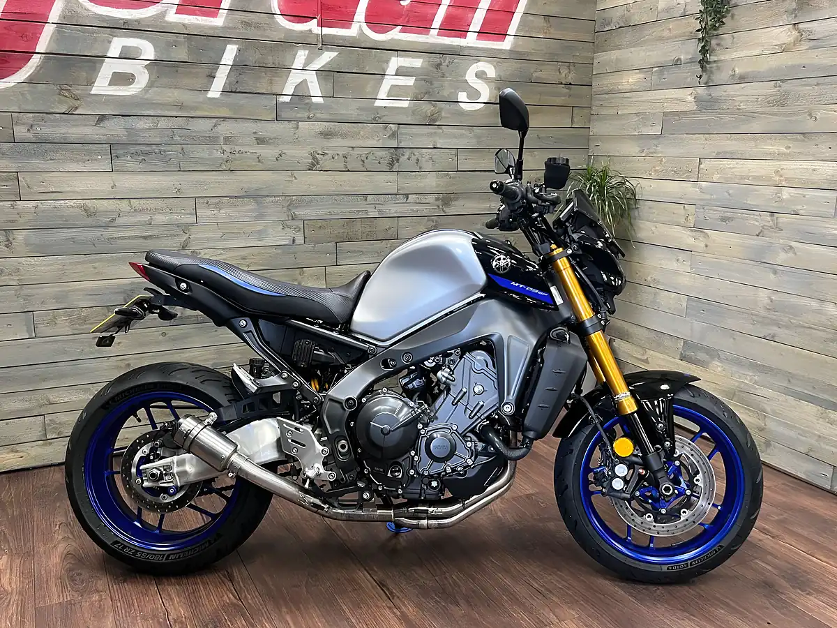 Used 2025 Yamaha MT-09 Sp Hyper-Naked Silver - Interior and Exterior details 2