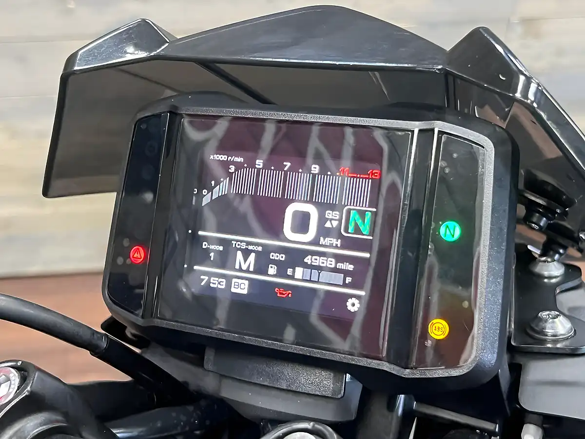 Used 2025 Yamaha MT-09 Sp Hyper-Naked Silver - Interior and Exterior details 7