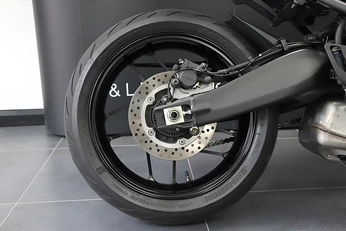 Used 2025 Yamaha Xsr 900 White - Interior and Exterior details 10