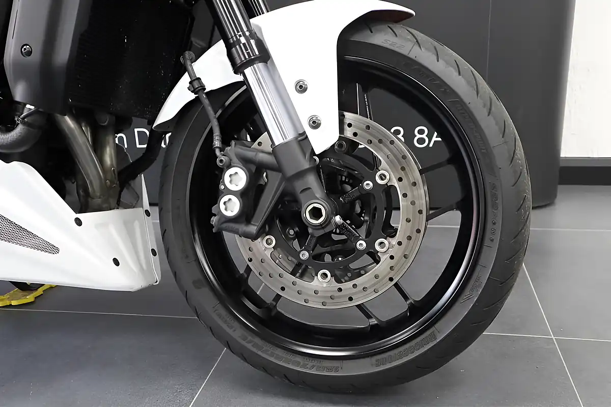 Used 2025 Yamaha Xsr 900 White - Interior and Exterior details 11