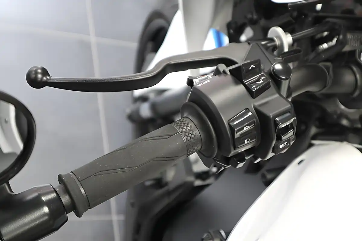 Used 2025 Yamaha Xsr 900 White - Interior and Exterior details 13