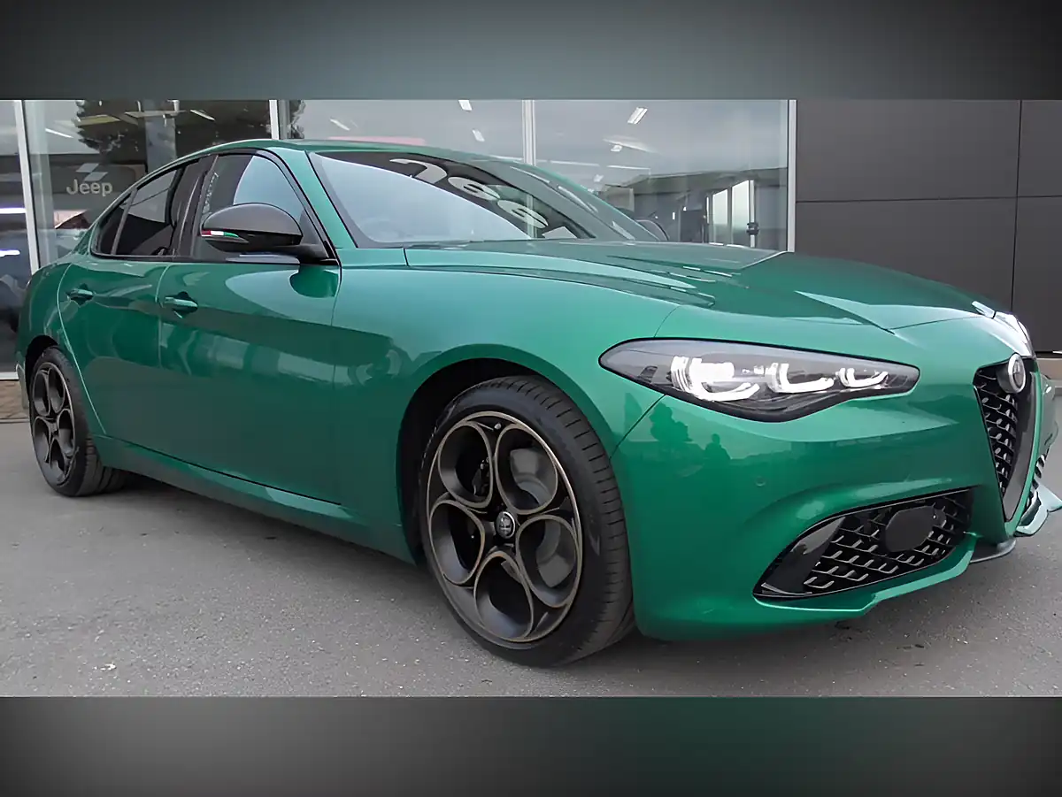 Used 2026 Alfa Romeo Giulia Intensa 280 Green - Interior and Exterior details 5