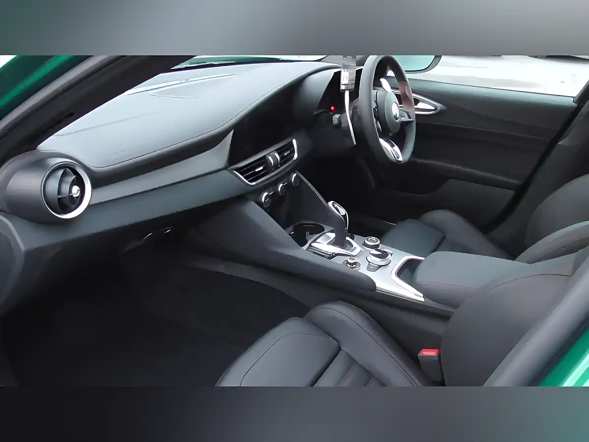 Used 2026 Alfa Romeo Giulia Intensa Green - Interior and Exterior details 19