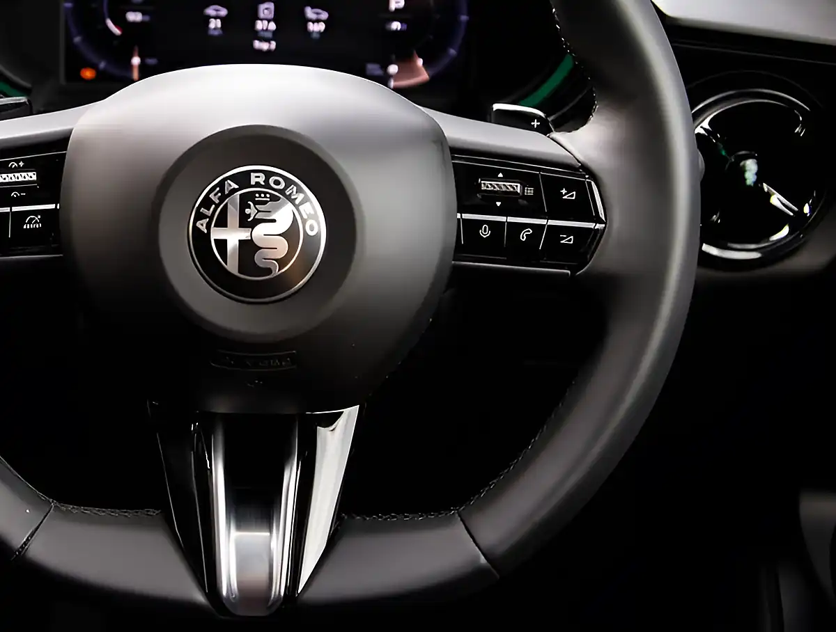 Used 2026 Alfa Romeo Junior Green - Interior and Exterior details 13