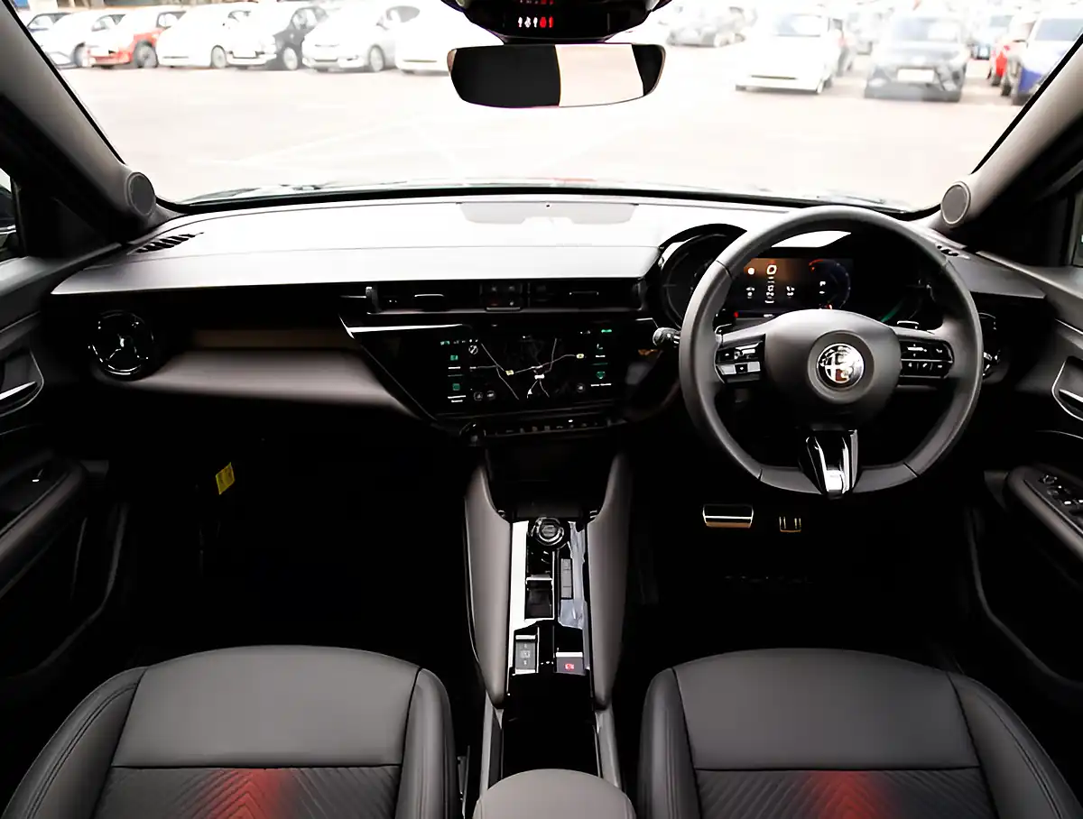 Used 2026 Alfa Romeo Junior Green - Interior and Exterior details 3