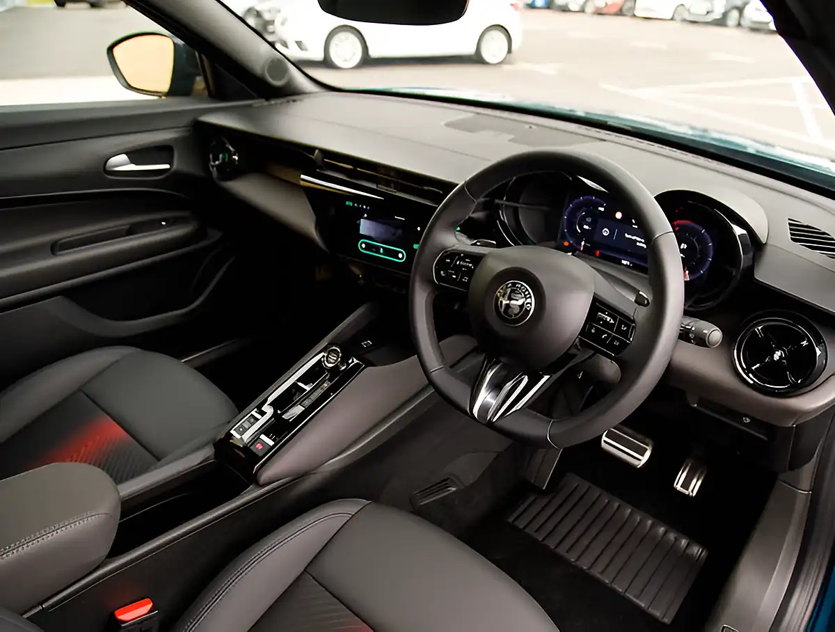 Used 2026 Alfa Romeo Junior Green - Interior and Exterior details 4