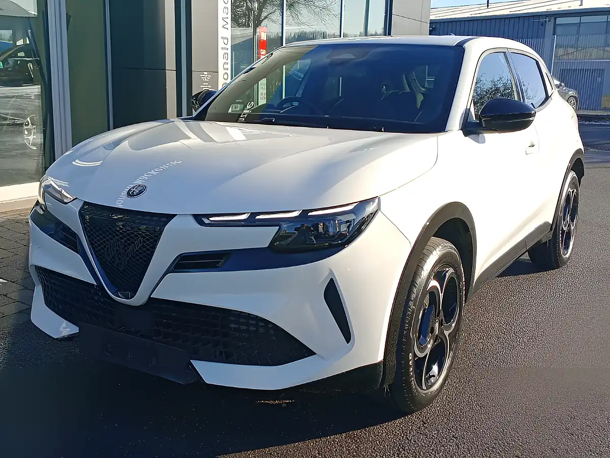 Used 2026 Alfa Romeo Junior Ibrida Ti White - Front View