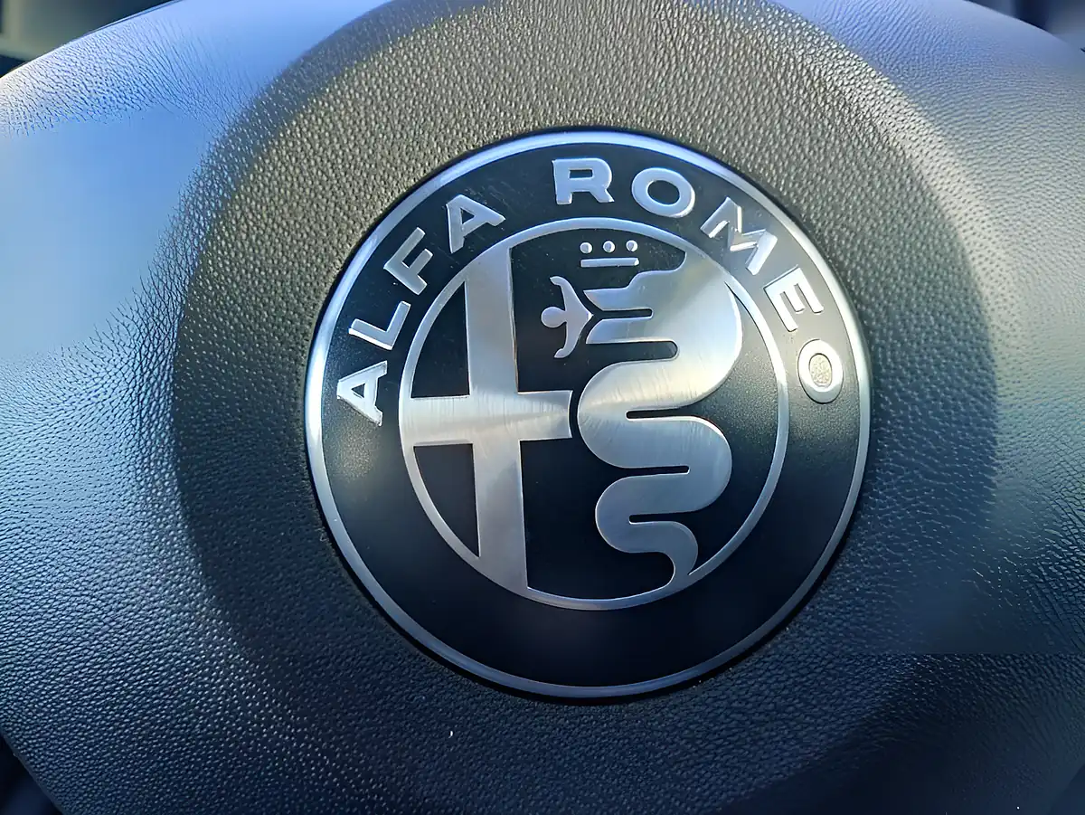 Used 2026 Alfa Romeo Junior Ibrida Ti White - Interior and Exterior details 10