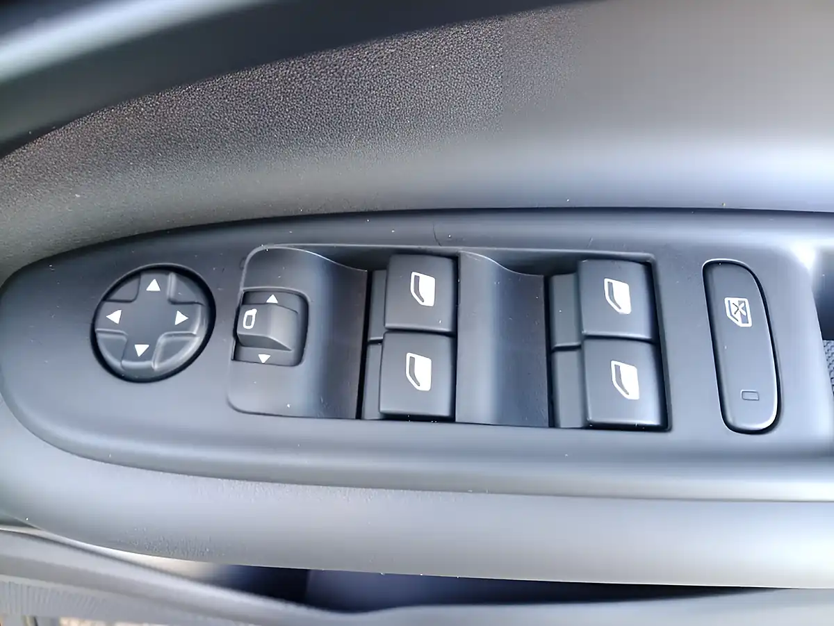 Used 2026 Alfa Romeo Junior Ibrida Ti White - Interior and Exterior details 7