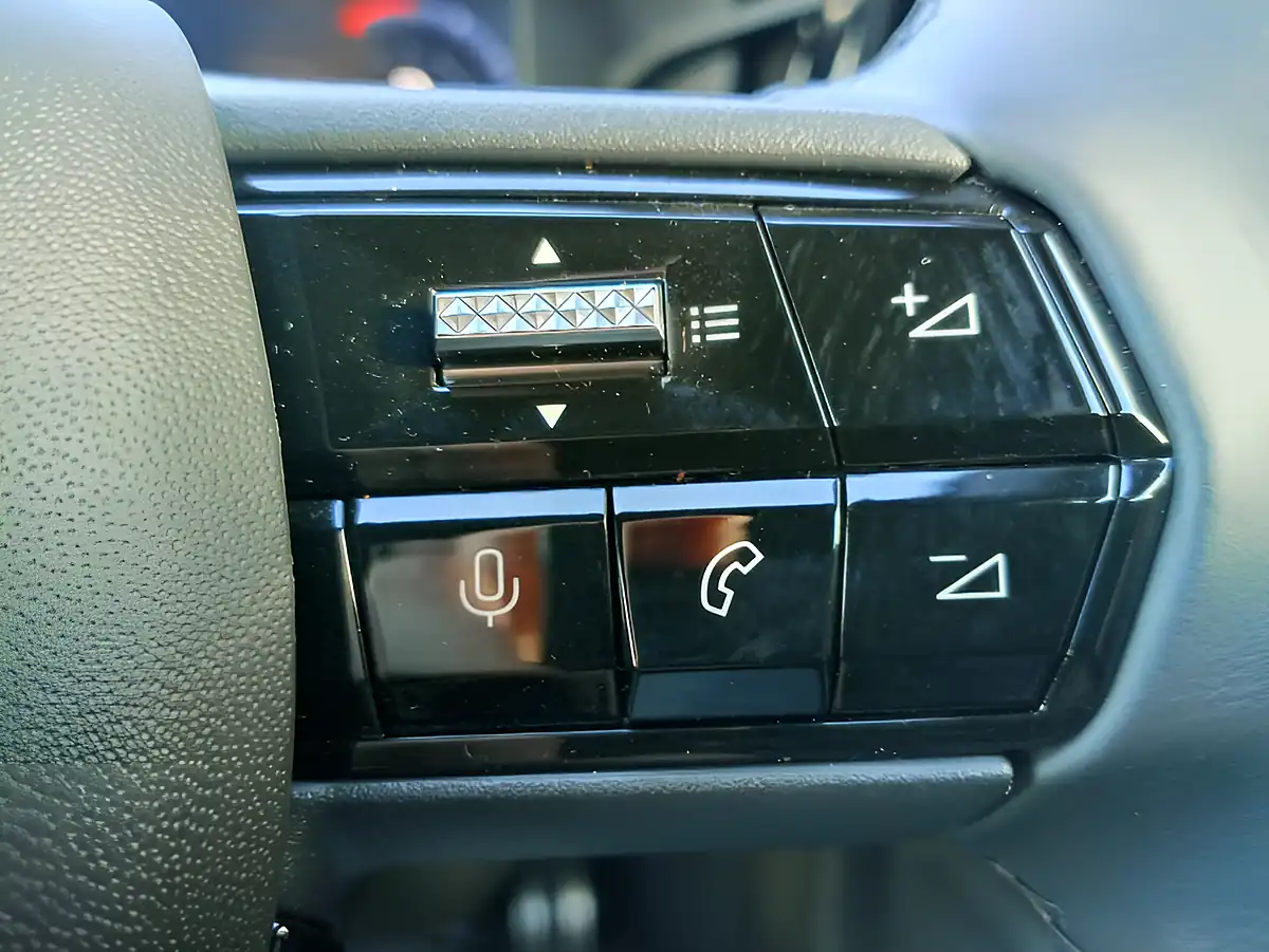 Used 2026 Alfa Romeo Junior Ibrida Ti White - Interior and Exterior details 9