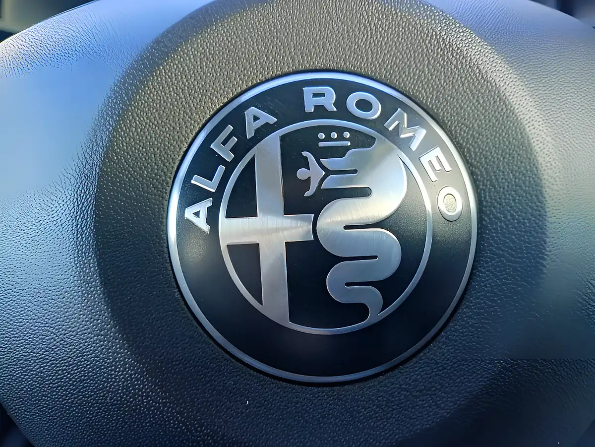Used 2026 Alfa Romeo Junior Ibrida Ti White - Interior and Exterior details 10