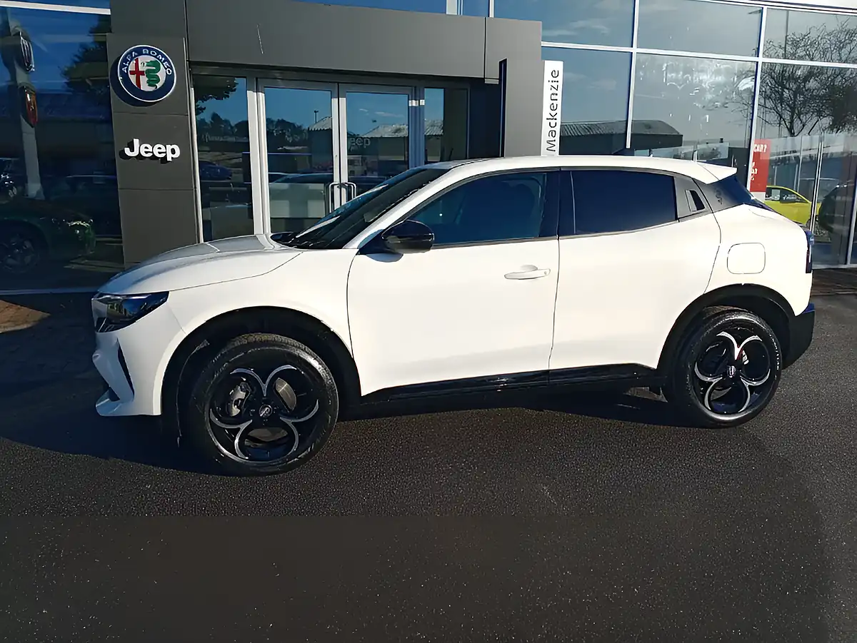 Used 2026 Alfa Romeo Junior Ibrida Ti White - Interior and Exterior details 5