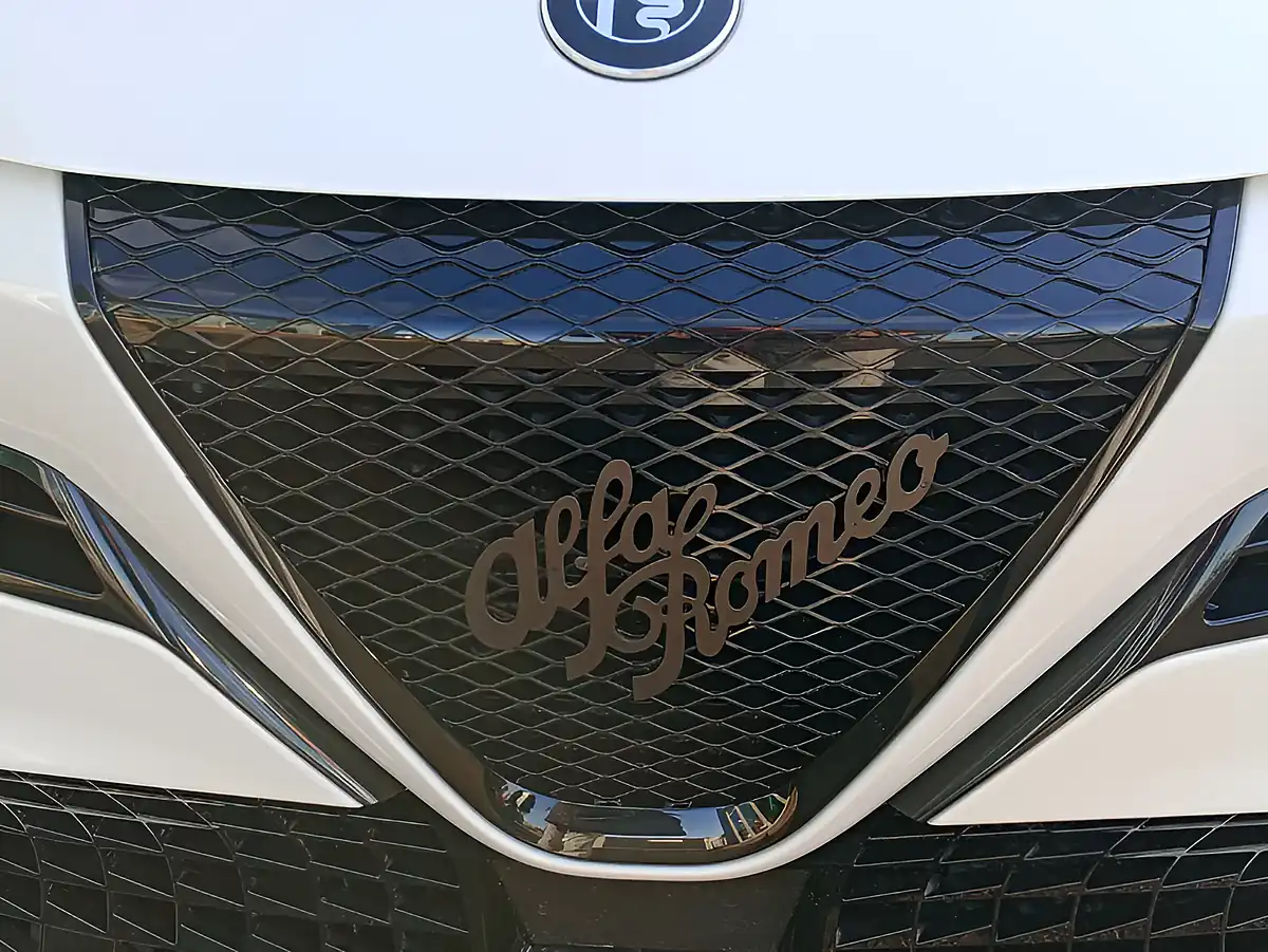 Used 2026 Alfa Romeo Junior Ibrida Ti White - Interior and Exterior details 6