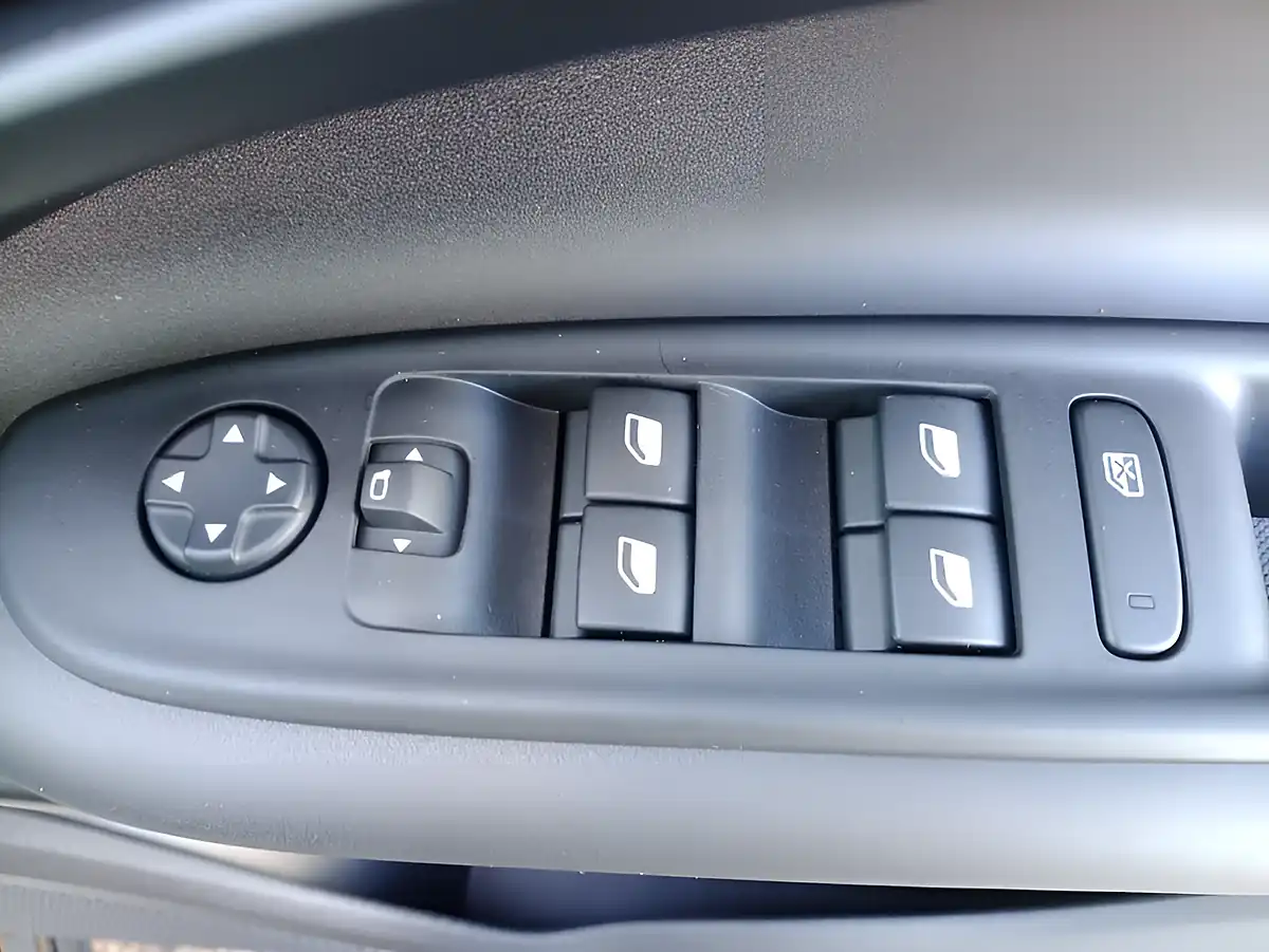 Used 2026 Alfa Romeo Junior Ibrida Ti White - Interior and Exterior details 7