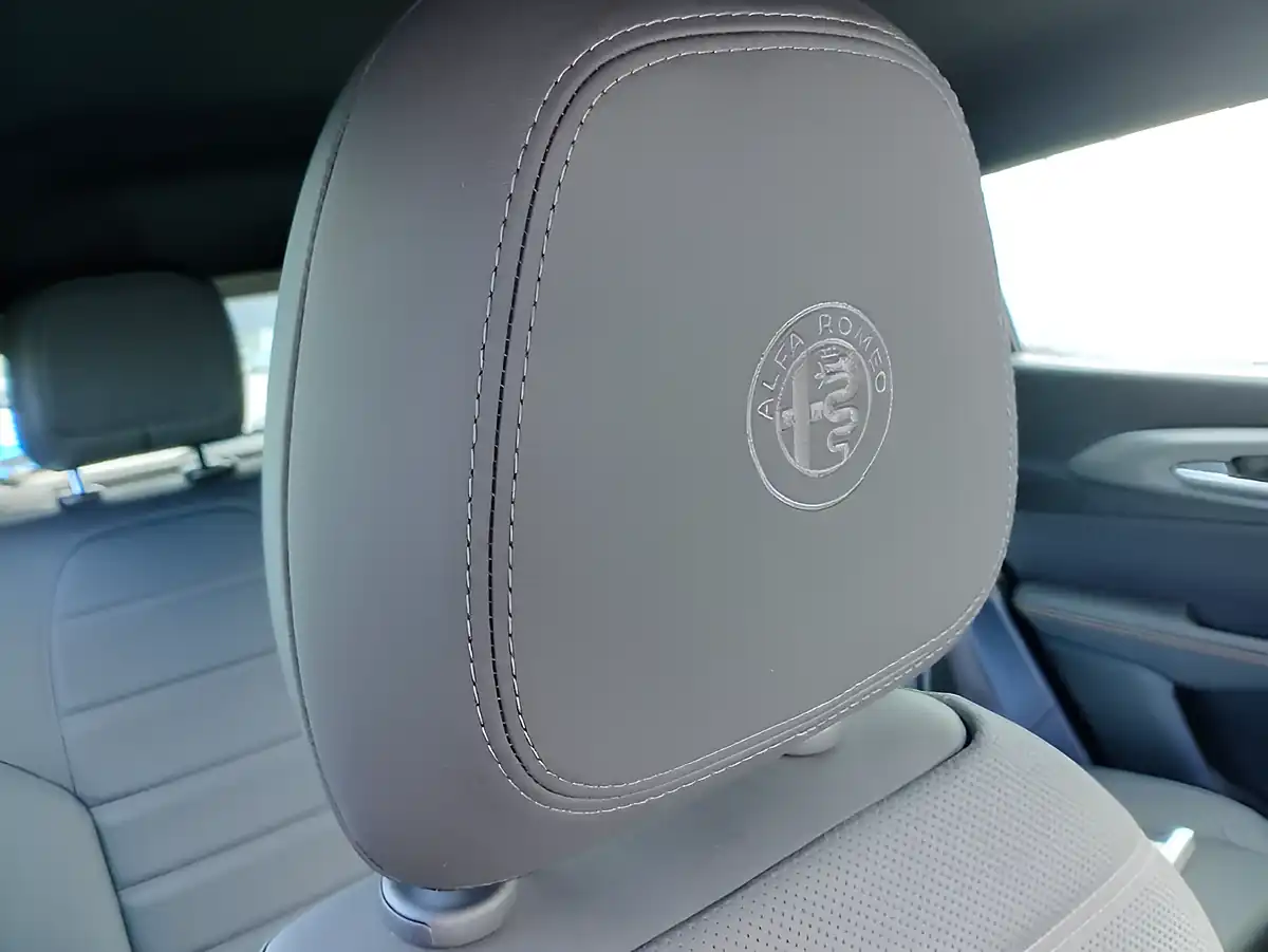 Used 2026 Alfa Romeo Tonale Mhev Veloce Blue - Interior and Exterior details 14