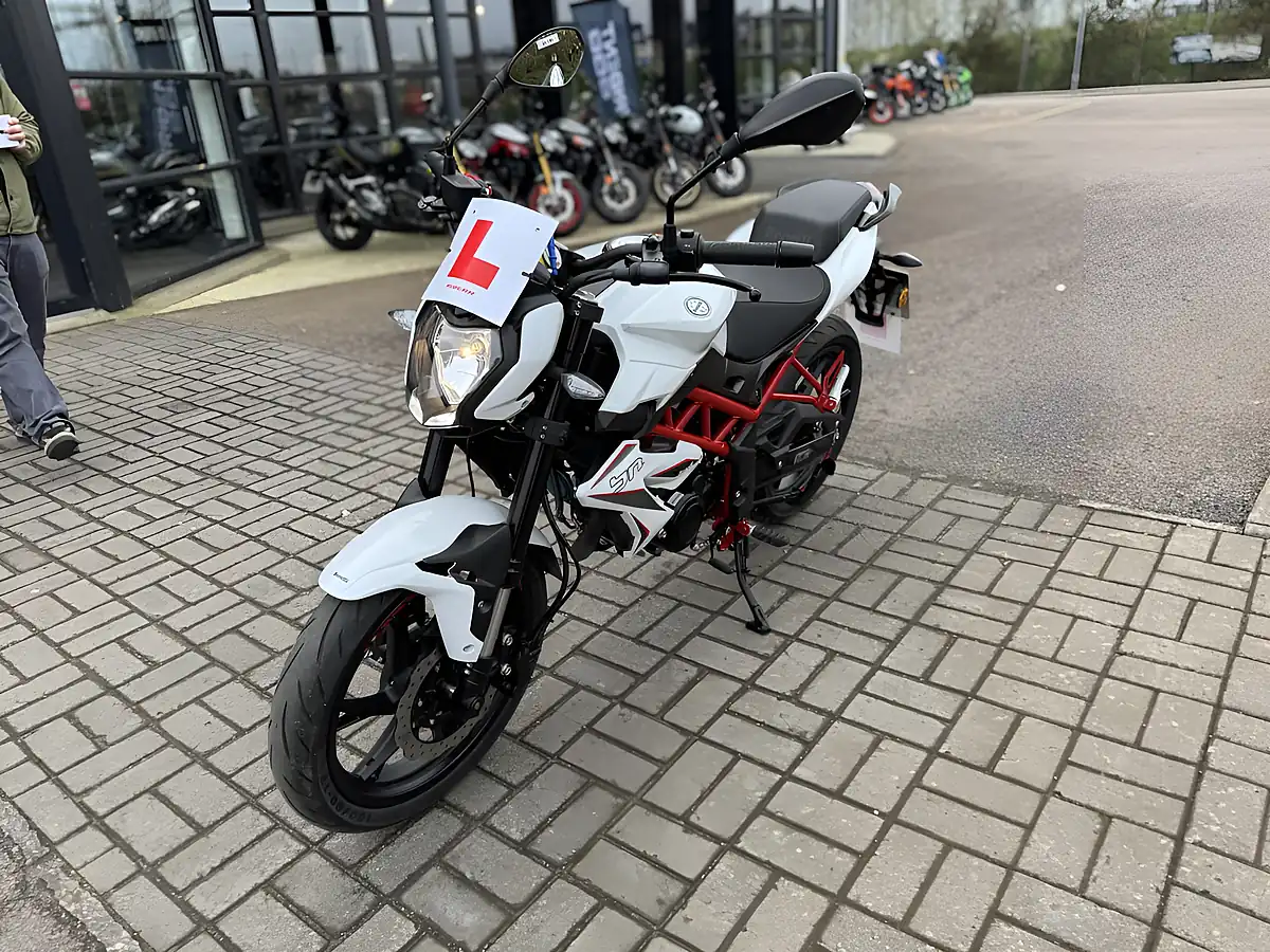 Used 2026 Benelli Bn 125 White - Interior and Exterior details 5