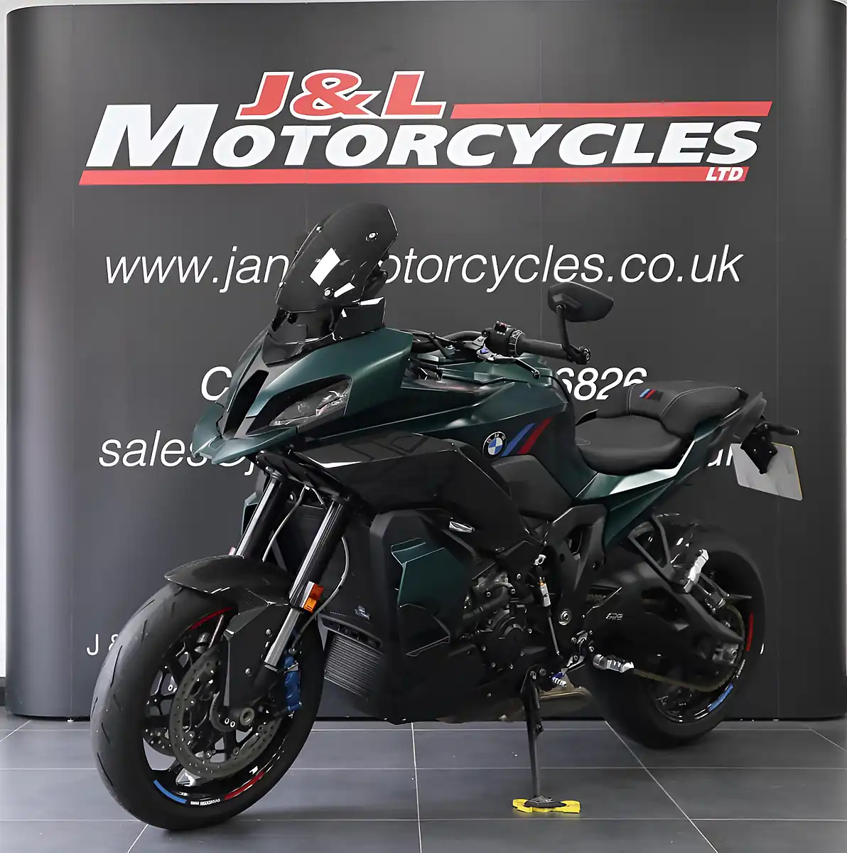 Used 2026 BMW M1000XR Competition Pack Green - Interior and Exterior details 4