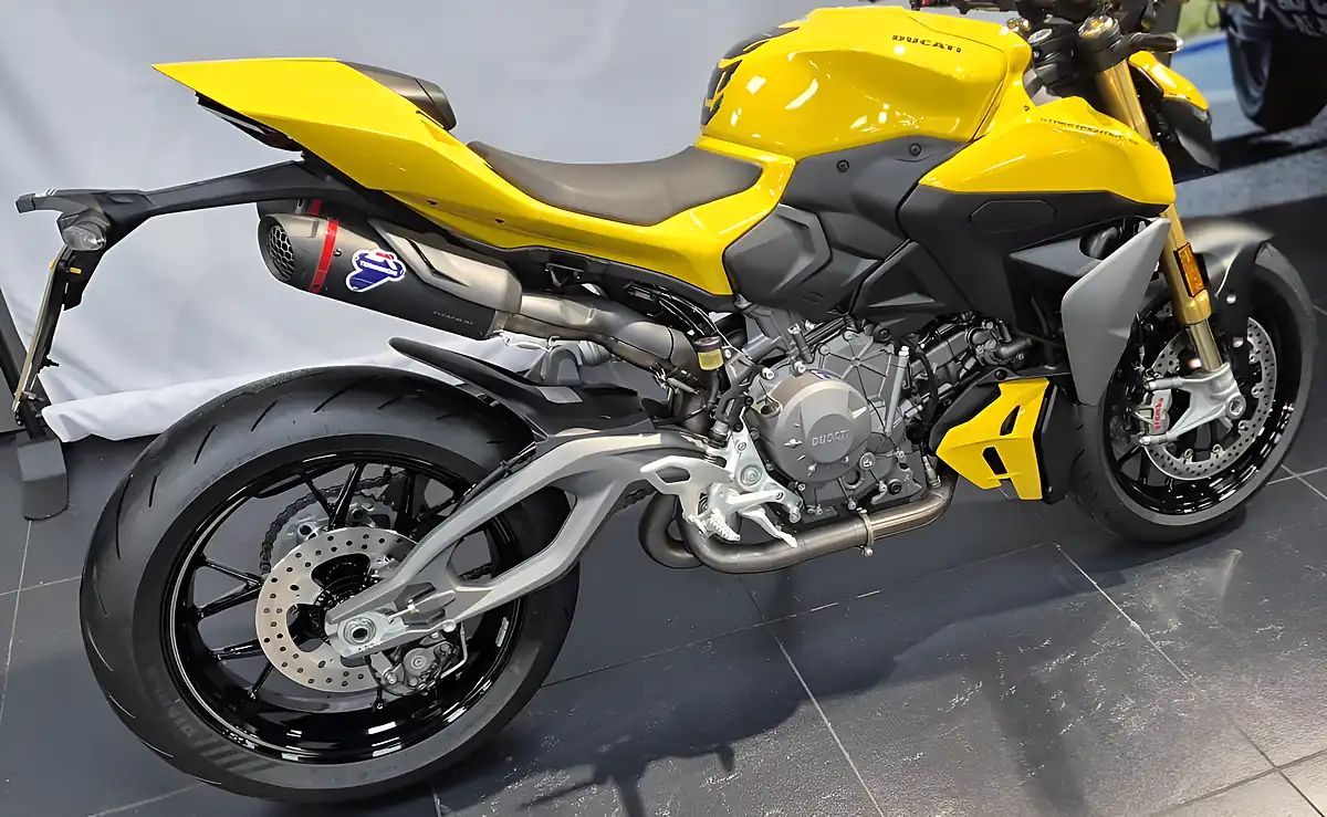 Used 2026 Ducati Streetfighter V2 S Giallo Yellow - Interior and Exterior details 15