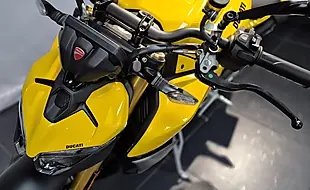 Used 2026 Ducati Streetfighter V2 S Giallo Yellow - Interior and Exterior details 4