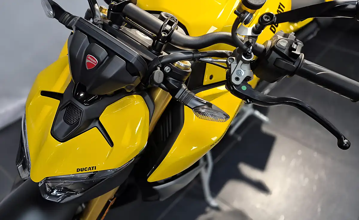 Used 2026 Ducati Streetfighter V2 S Giallo Yellow - Interior and Exterior details 4